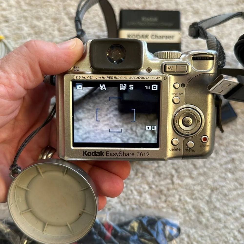 Vintage Kodak EasyShare Z612MP Zoom Digital Camera with/ Accessories